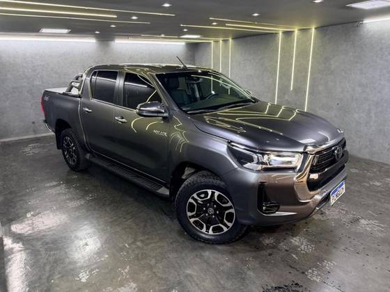 TOYOTA HILUX 2.8 D-4D TURBO DIESEL CD SRX 4X4 AUTOMÁTICO TOYOTA HILUX 2.8 D-4D TURBO DIESEL CD SRX 4X4 AUTOMÁTICO